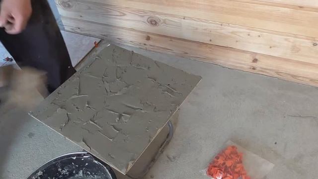 Положена первая плитка на пол. Начало плиточных работ. Часть 17. смотреть онлайн