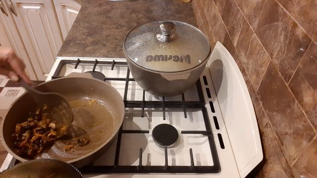 Гороховый суп с мясом и шампиньонами. смотреть онлайн