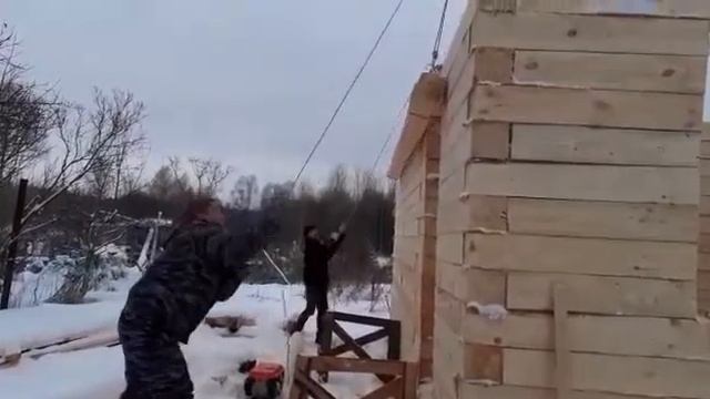 Подъем бруса на стены с помощью веревок и блоков смотреть онлайн
