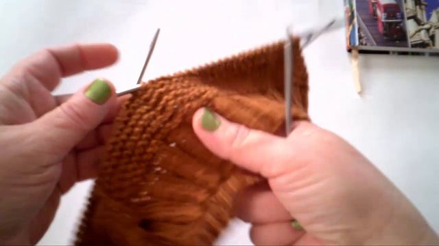 Как связать шапку на весну с косой на боку на пяти спицах Часть 1 смотреть онлайн