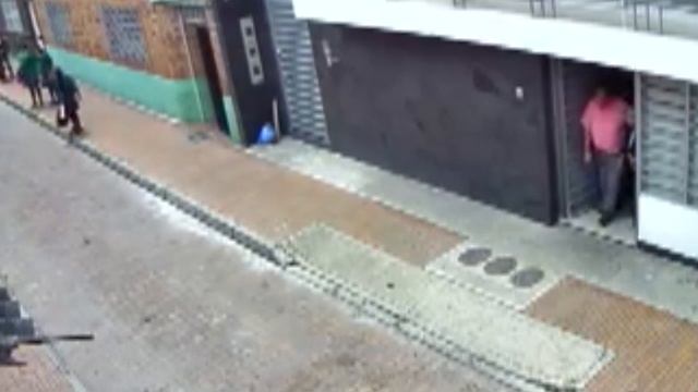 DOS ESTUDIANTES SE PELEAN EN UNA CALLE DE FACATATIVÁ смотреть онлайн
