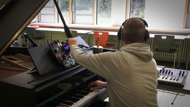 "Sunny Autumn" Live Looping Session - Boss RC-505, Korg Wavestate & Grotrian Steinweg Grand Piano смотреть онлайн