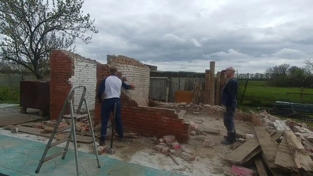 Снос старой постройки. 21 апреля 2023 г. Южный.