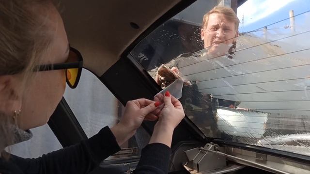 Как и чем снять старую тонировку с машины дома