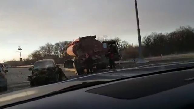 Бензовоз и минивэн столкнулись в Южно-Сахалинске смотреть онлайн
