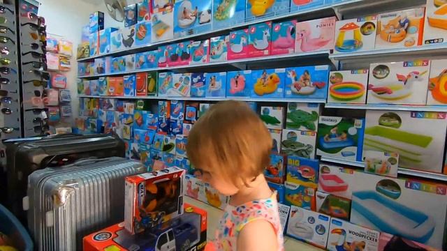 Алена в магазине игрушек для бассейна. Алена выбирает надувной детский матрас. Детский канал Алена смотреть онлайн