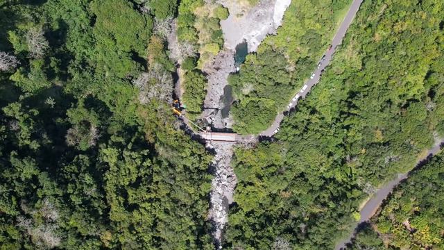 DRONE - Réhabilitation du pont des hirondelles sur la rivière Langevin, Ile de la Réunion смотреть онлайн