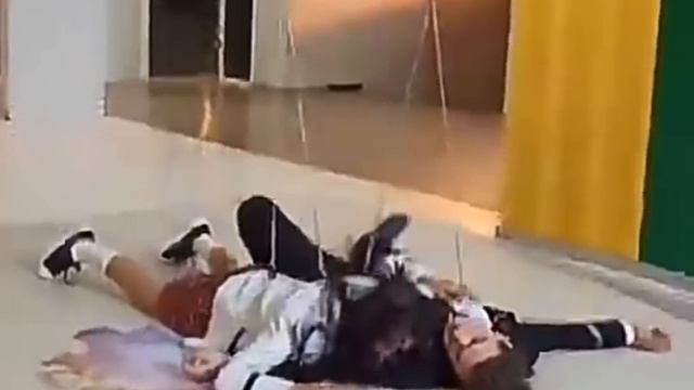 Süsen ve Kaan'nın düşme sahnesinin kamera arkası.🎬@Kardeslerim смотреть онлайн