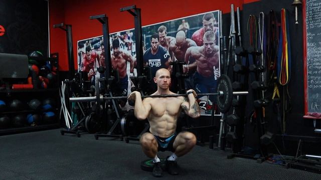 Фронтальные приседания с поднятыми пятками | Демонстрация смотреть онлайн