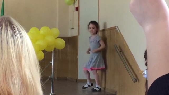 Маленькая девочка танцует на последнем звонке в школе смотреть онлайн