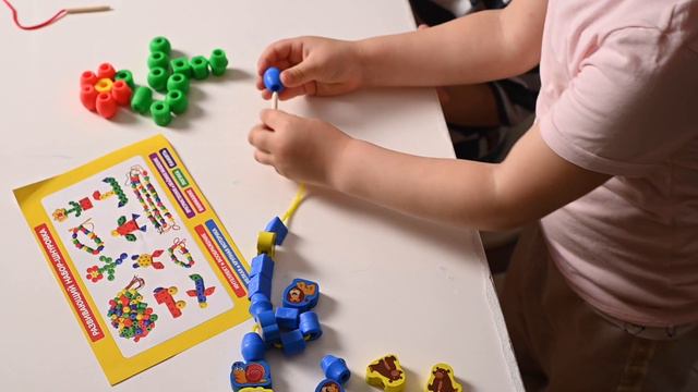 Шнуровка для детей. Бусы деревянные. Дикие и домашние животные. Игрушка для развития мелкой моторик смотреть онлайн