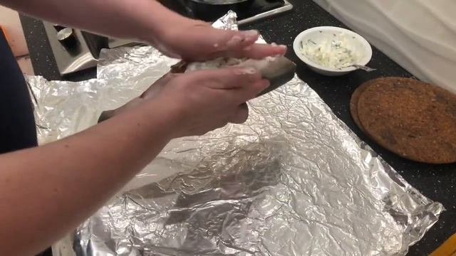 Горбуша запечённая с сметаной и луком в фольге на мангале эпизод №730 смотреть онлайн