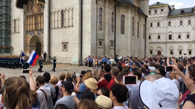 Развод пеших и конных караулов. Президентский оркестр. Москва Кремль Соборная площадь. 4К видео смотреть онлайн
