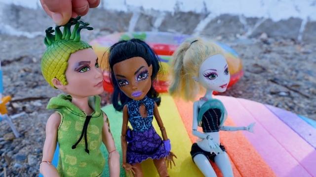 Видео для девочек. Помогаем Барби. Игры в куклы Монстер Хай и Барби! смотреть онлайн
