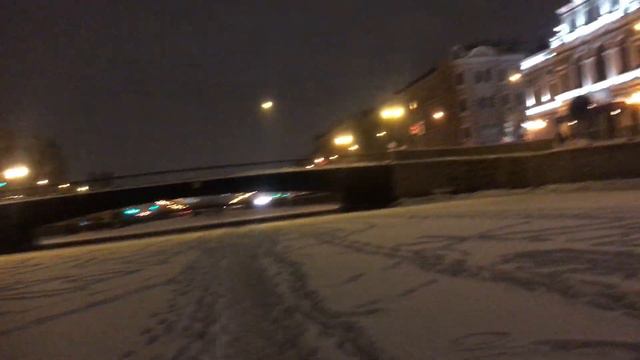 Гуляю по ночному Питеру, по льду замёрзшей реки, красота неописуемая. Сравниваю Питер с Москвой. смотреть онлайн