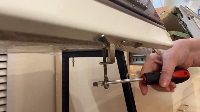 Двухфонтурная вязальная машина Brother KH-893/KR-850 | Установка и регулировка нижней фонтуры смотреть онлайн