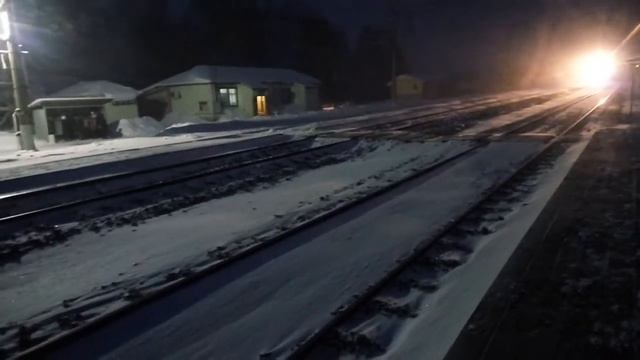 Пассажирский поезд проезжает мимо станции Кузьма смотреть онлайн