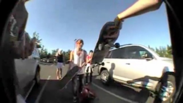 Скейтеры спасли детей из запертой машины смотреть онлайн