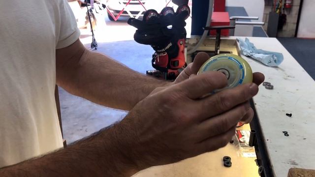 Skater HQ | How to remove bearings from Inline Skate Wheels смотреть онлайн