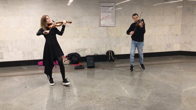 Виртуозы на скрипке исполняют красивую композицию в метро. #москва#метро#скрипка#развлечения