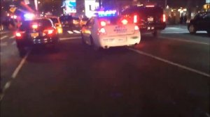 Полиция Нью-Йорка жестко разгоняет пробку освобождая дорогу скорой помощи.