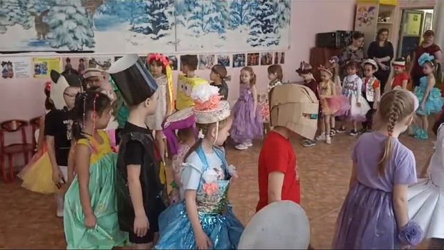 "Дефиле Креативной Недели" (родители с детьми и педагоги с воспитанниками твориликостюмы своими рука смотреть онлайн