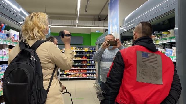 ДИКИЙ БЕЗОПАСНИК НАБРАСЫВАЕТСЯ НА ПОКУПАТЕЛЕЙ! СНЯЛИ БОРЗОГО ОХРАННИКА СО СМЕНЫ В ПЕРЕКРЕСТКЕ смотреть онлайн