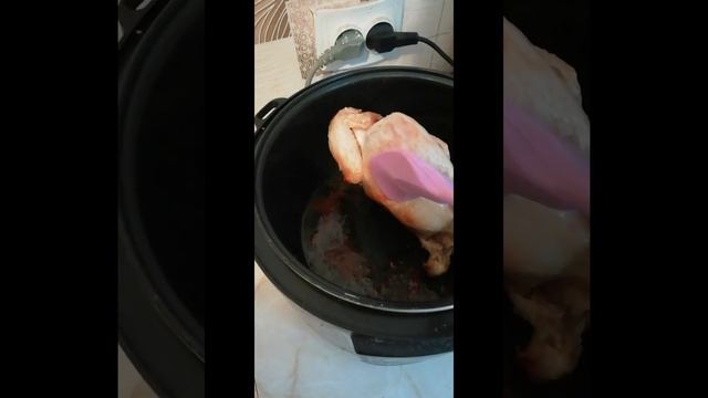 Целая курочка приготовлена в мультиварке в режиме "Выпечка" смотреть онлайн