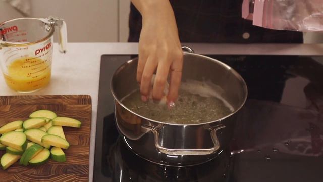[sub] vlog * 집밥 브이로그 | 스스로 불러온 만두에 짓눌린 주부 일상 근데 호그와트 레거시를 살짝 곁들인 | 김치만두, 만둣국, 비빔만두, 볶음우동 смотреть онлайн