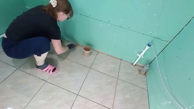 Укладываю плитку на пол в гостевом санузле смотреть онлайн