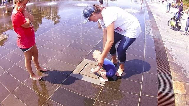 Promenade du Paillon, Nice France. Фонтан в парке Променад Пайон, Ницца, Франция смотреть онлайн