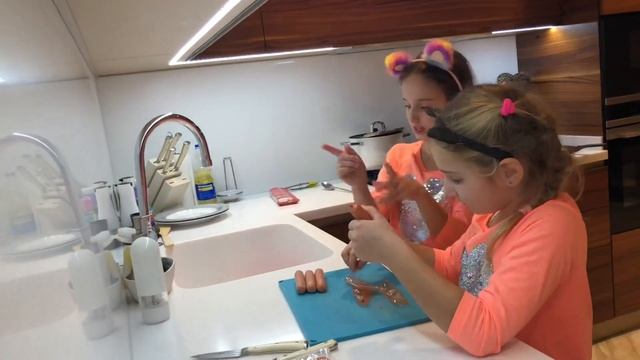 Цветная еда. Сами готовим фиолетовую яичницу и пасту с чернилами каракатицы! смотреть онлайн