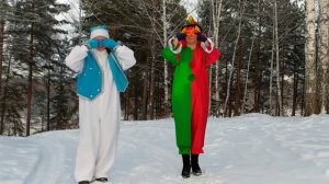 Снег руками нагребаем, лепим, лепим снежный ком ⛄