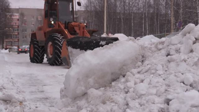 Очистка дворов и улиц Лангепаса от снега. 2021.12.07 смотреть онлайн