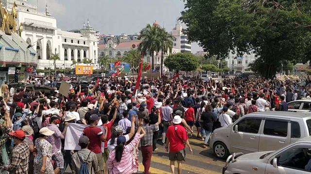 Thousands demonstrate at Sule Pagoda in Yangon смотреть онлайн
