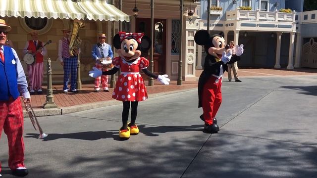 Cute Mickey Mouse and Minnie Mouse dancing! // Disneyland смотреть онлайн