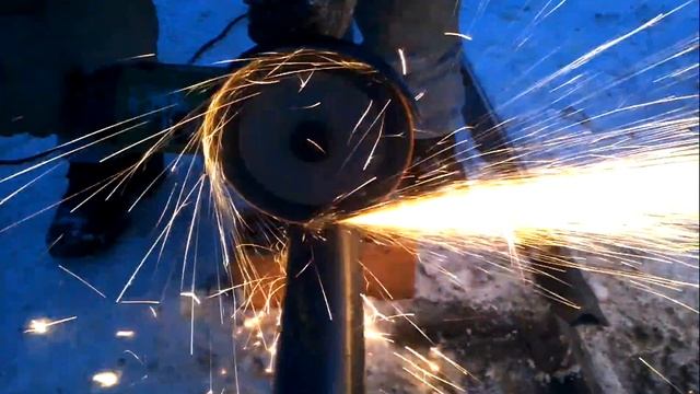 Как отрезать трубу болгаркой(Угловой шлифмашинкой).Один из способов. смотреть онлайн