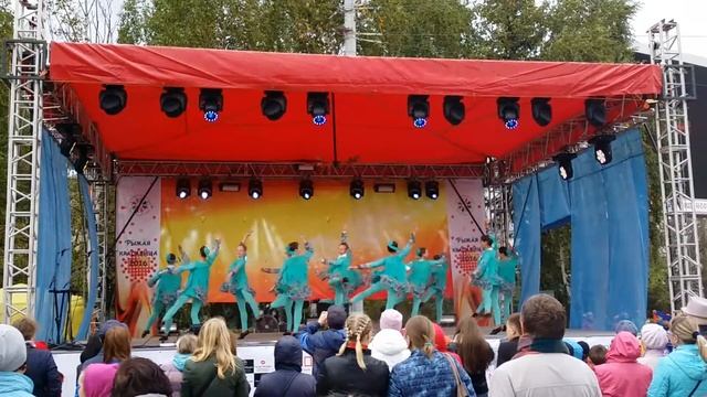 Выступление танцевального коллектива ижевской школы на "Рыжем фестивале" смотреть онлайн
