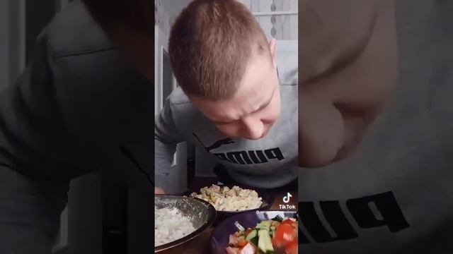 Как не должен и как должен муж реагировать на еду приготовленную любимой женой смотреть онлайн