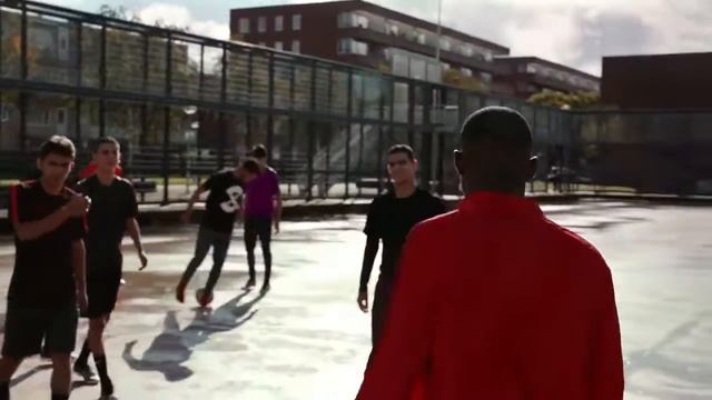 Уличный футбол. Финт Проброс пяткой с разворотом! смотреть онлайн