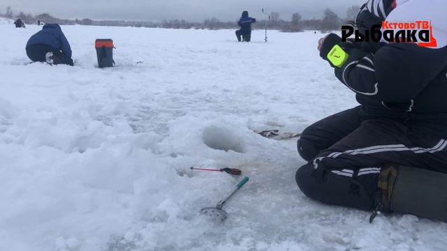 НА ЭТОМ ОЗЕРЕ НЕТ ГЛУХОЗИМЬЯ!!!рыба не крупная о клюёт бойко.Мормышка с мотылём и весь секрет. смотреть онлайн