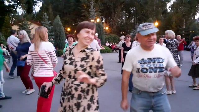 ЛЮБОВЬ ВСЁ ТЕРПИТ, ВСЁ ПРОЩАЕТ! СЧАСТЛИВЫЕ МОМЕНТЫ ИЗ ПАРКА ГОРЬКОГО ХАРЬКОВ ТАНЦЫ смотреть онлайн