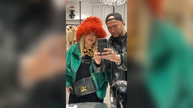 «Вообще красотка!»: Алла Пугачёва в изумрудном полушубке и шапке-папахе покрасовалась в бутике