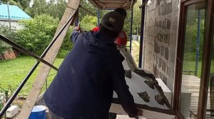 Разметка листов пенопласта, резка нихромом и приклейка на фасад дома с выравниванием плоскостей