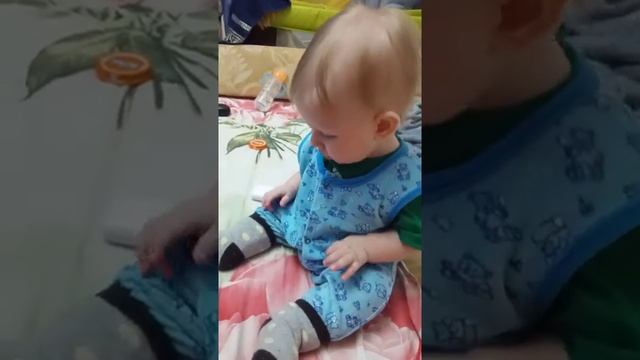 ребенок морщится от яблочного пюре )))