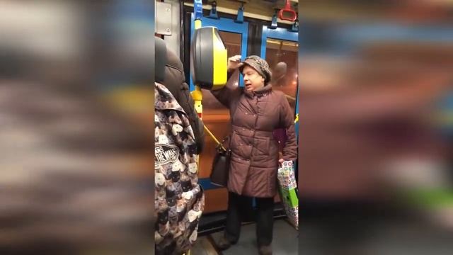 Когда села не на тот автобус. Babushka sela ne na tot avtobus. Бабка мочит людей. смотреть онлайн