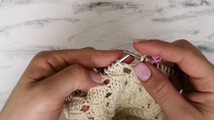 Летняя ажурная шапочка для девочки. Мастер класс спицами!