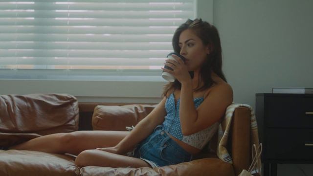 Red Komodo 6K Test Footage - Living Room Hangs with Mira (Download) смотреть онлайн
