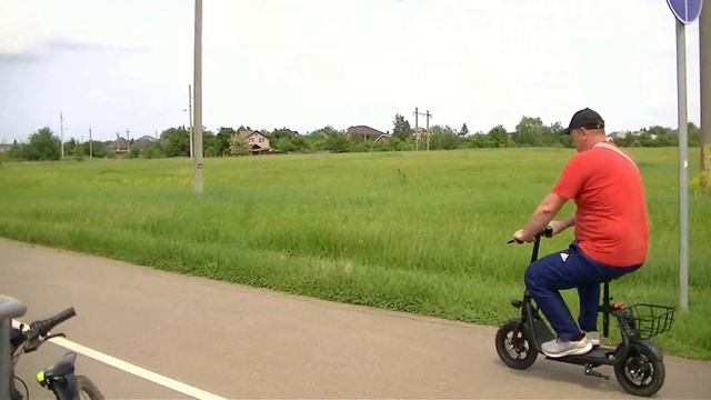 Мужик весом 112 кг. катается на электроскутере смотреть онлайн