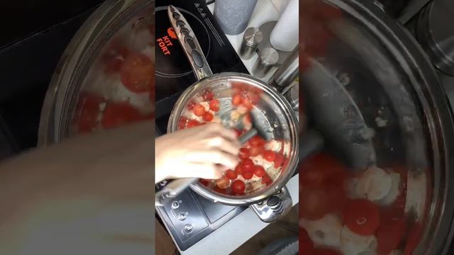 Паста с лососем, креветками, шпинатом и черри в сливочно-чесночном соусе ? #ужин #пастарецепт #обед смотреть онлайн